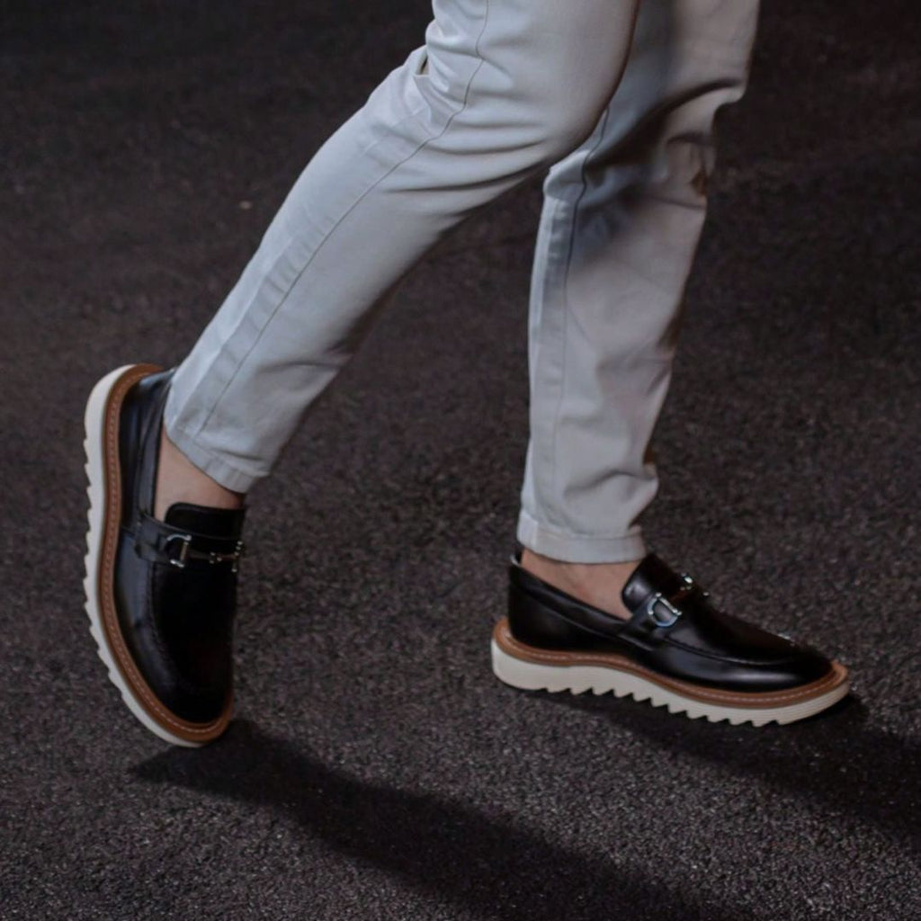 Mocasines elegantes negros con suela de tractor para hombre 