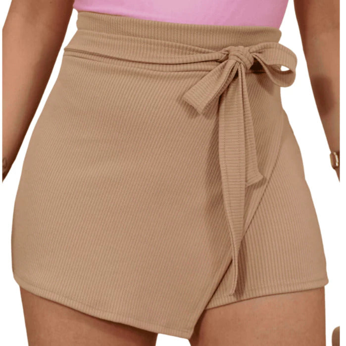 Falda corta de mujer